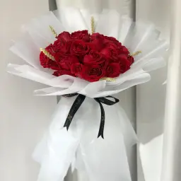 باقة حمراء مع تغليف ابيض